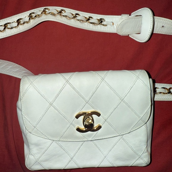 CHANEL White Quilted vintage belt bag - Picture 1 of 8